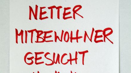 „Netter Mitbewohner gesucht“. Ein Zettel wirbt für eine Wohngemeinschaft (WG).