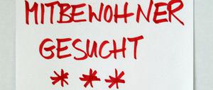 „Netter Mitbewohner gesucht“. Ein Zettel wirbt für eine Wohngemeinschaft (WG).