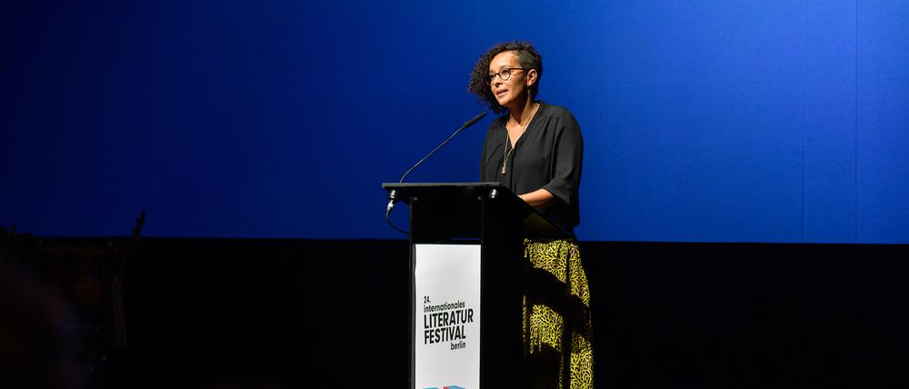 Stille Autorität. Beata Umubyeyi Mairesse bei ihrer Eröffnungsrede im Haus der Berliner Festspiele.