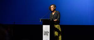 Stille Autorität. Beata Umubyeyi Mairesse bei ihrer Eröffnungsrede im Haus der Berliner Festspiele.