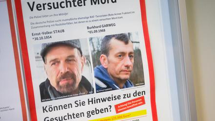 Ein Fahndungsplakat hängt im Eingangsbereich vom Landeskriminalamt Niedersachsen. 
