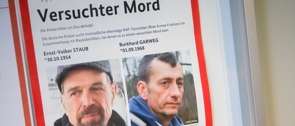 Ein Fahndungsplakat hängt im Eingangsbereich des Landeskriminalamts Niedersachsen. Die Polizei sucht weiterhin mit Hochdruck die beiden früheren RAF-Mitglieder Ernst-Volker Staub und Burkhard Garweg.
