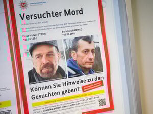 Ein Fahndungsplakat hängt im Eingangsbereich des Landeskriminalamts Niedersachsen. Die Polizei sucht weiterhin mit Hochdruck die beiden früheren RAF-Mitglieder Ernst-Volker Staub und Burkhard Garweg.