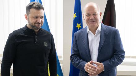 Bundeskanzler Olaf Scholz und Wolodymyr Selenskyj bei einem bilateralen Gespräch auf dem Flughafen in Frankfurt. 