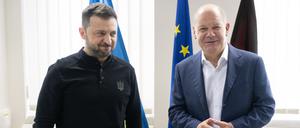 Bundeskanzler Olaf Scholz und Wolodymyr Selenskyj bei einem bilateralen Gespräch auf dem Flughafen in Frankfurt. 