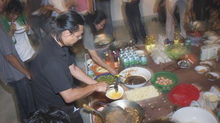 Rirkrit Tiravanija bei einer seiner Cooking-Sessions.