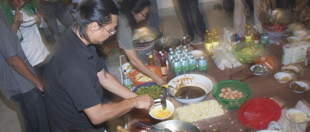 Rirkrit Tiravanija bei einer seiner Cooking-Sessions.