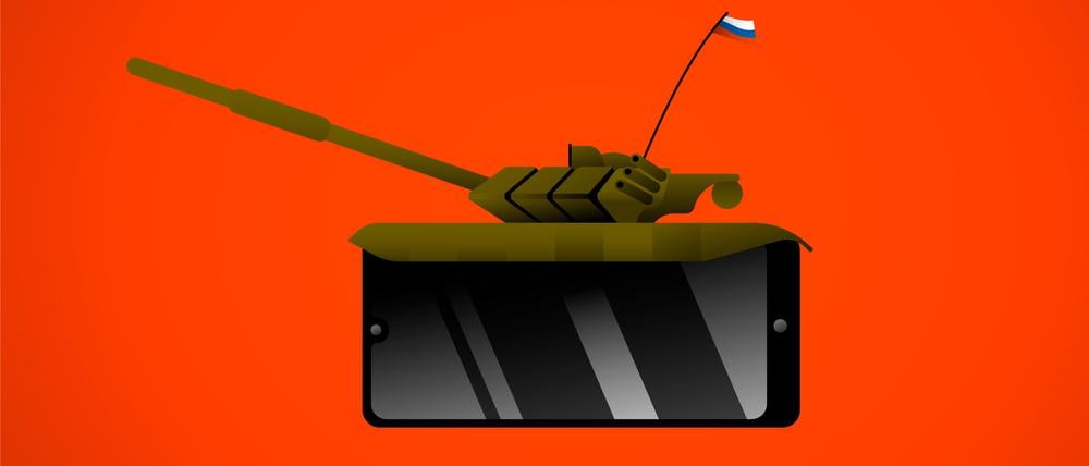 Ein russischer Panzer auf einem Smartphone als Symbol für Propaganda.