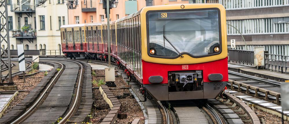 Berliner S-Bahn am Alexanderplatz