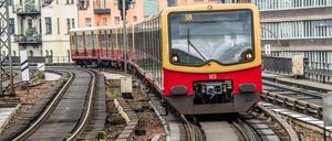 Berliner S-Bahn am Alexanderplatz