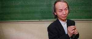 Hat der zeitgenössischen Musik Japans als erster Gehör in der Welt verschafft. Der Komponist Toru Takemitsu.