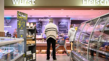 An den Bedientheken für Fleisch, Wurst, Käse und Fisch können sich Edeka-Kunden beraten lassen. Doch aufgrund des Fachkräftemangels wird das Personal knapp.