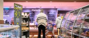 An den Bedientheken für Fleisch, Wurst, Käse und Fisch können sich Edeka-Kunden beraten lassen. Doch aufgrund des Fachkräftemangels wird das Personal knapp.