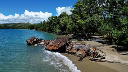 Luftaufnahme eines angespülten Schiffswracks am Rande von Honiara, der Hauptstadt der Salomonen.