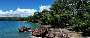 Luftaufnahme eines angespülten Schiffswracks am Rande von Honiara, der Hauptstadt der Salomonen.