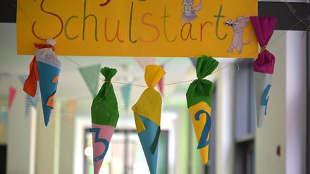 Schultüten hängen in den Fluren der Rosa-Luxemburg-Grundschule