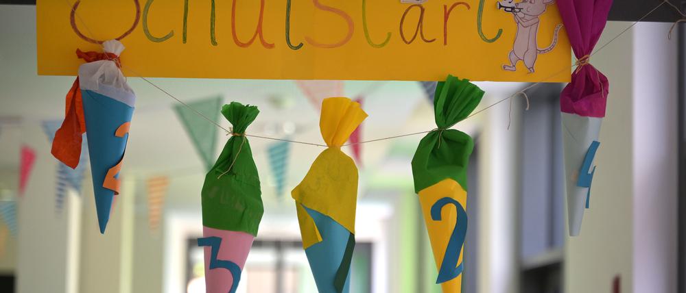 Schultüten hängen in den Fluren der Rosa-Luxemburg-Grundschule
