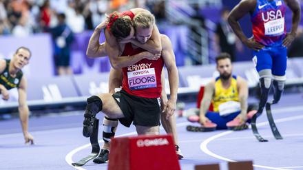 Irmgard Bensusan tröstet Johannes Floors