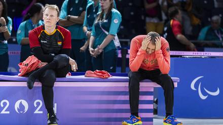 Den deutschen Spielern ist die Enttäuschung nach der Niederlage anzusehen.