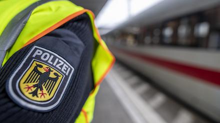 Ein Bundespolizist steht in einem Bahnhof vor einem ICE (Symbolbild).