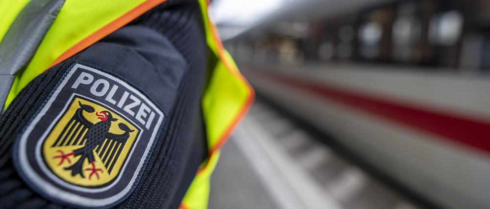 Ein Bundespolizist steht in einem Bahnhof vor einem ICE (Symbolbild).