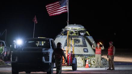 Boeing- und NASA-Teams inspizieren das NASA-Raumschiff Boeing Crew Flight Test Starliner nach dessen Landung in White Sands, New Mexico.