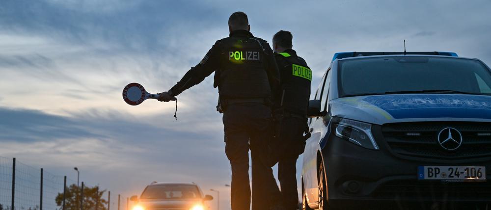 Beamte der Bundespolizei stoppen an der deutsch-polnischen Grenze in der Lausitz.