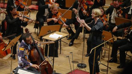 Der Cellist Sheku Kanneh-Mason mit der Dirigentin Joana Mallwitz beim Eröffnungskonzert.
