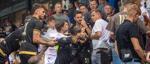 Niko Bretschneider (Mitte) wird auf der Tribüne des Karl-Liebknecht-Stadions von Mitspielern zurückgehalten. 