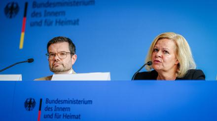 Anfang September stellten Nancy Faeser (SPD, rechts) und Marco Buschmann (FDP) den Regierungsentwurf für das Sicherheitspaket vor - nun haben die Ampelfraktionen größere Veränderungen vorgenommen. 