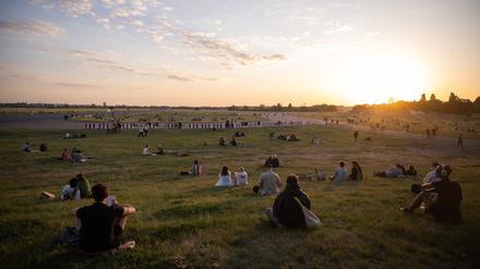 Sonnenuntergang überm Tempelhofer Feld. Entgegen der offiziellen Senatslinie möchte Staatssekretär Slotty (SPD) hier auch private Unternehmen bauen lassen.