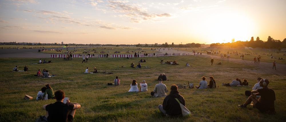 Sonnenuntergang überm Tempelhofer Feld. Entgegen der offiziellen Senatslinie möchte Staatssekretär Slotty (SPD) hier auch private Unternehmen bauen lassen.