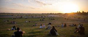 Sonnenuntergang überm Tempelhofer Feld. Entgegen der offiziellen Senatslinie möchte Staatssekretär Slotty (SPD) hier auch private Unternehmen bauen lassen.