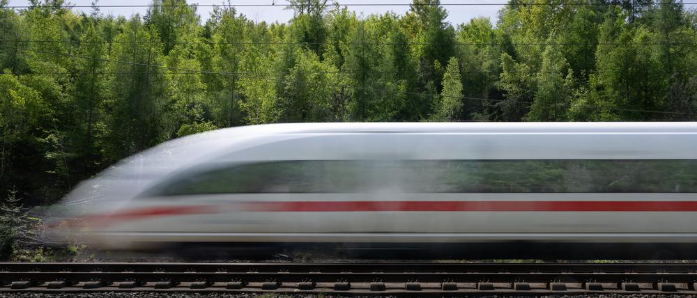 Ein ICE fährt bei Niedernhausen über die Hochgeschwindigkeitsstrecke Köln-Frankfurt.