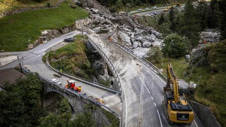 Die durch einen Erdrutsch zerstörte Kantonsstrasse und die Bodenbrücke im Saastal. 
