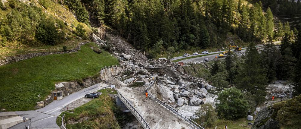 Die durch einen Erdrutsch zerstörte Kantonsstrasse und die Bodenbrücke im Saastal. 