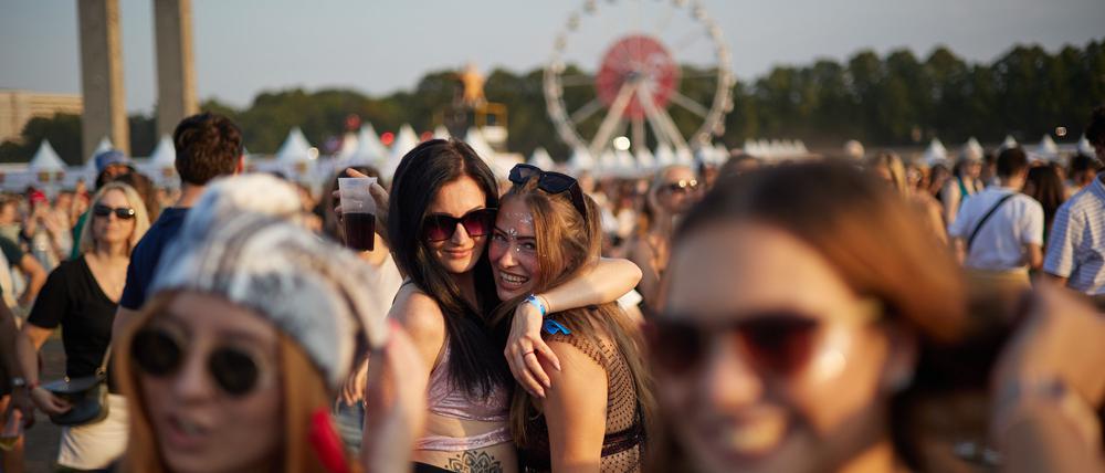Ganz schön heiß hier: Bei Temperaturen von mehr als 30 Grad feierten Musikfans am Samstag beim Lollapalooza-Festival am Berliner Olympiastadion.