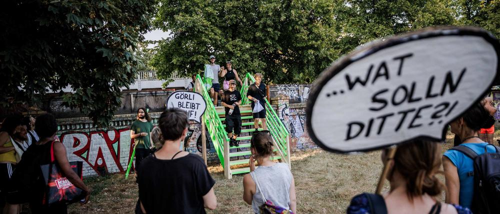 Was soll das? 200 Demonstranten protestierten am Sonnabend gegen die geplante Einzäunung des Görlitzer Parks in Kreuzberg.