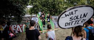 Was soll das? 200 Demonstranten protestierten am Sonnabend gegen die geplante Einzäunung des Görlitzer Parks in Kreuzberg.