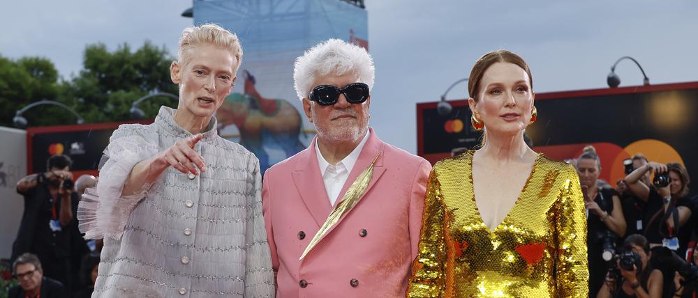 Pedro Almodóvar mit Tilda Swinton und Julianne Moore beim Filmfest Venedig: Gewinnt er mit „The Room Next Door“ nach dem Goldenen Löwen auch den Europäischen Filmpreis?