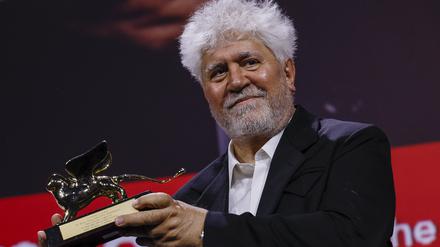 Pedro Almodóvar mit dem Goldenen Löwen für sein Frauenporträt „The Room Next Door“. 