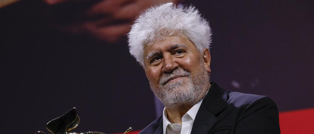Pedro Almodóvar mit dem Goldenen Löwen für sein Frauenporträt „The Room Next Door“.