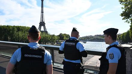 Sicherheitskräfte der Gendarmerie patrouillieren unweit des Eiffelturms. 