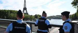 Sicherheitskräfte der Gendarmerie patrouillieren unweit des Eiffelturms. 