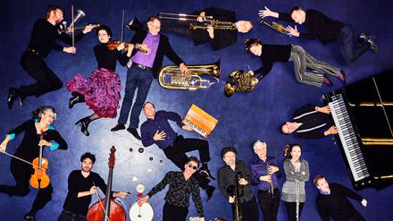 MFB2024_Berliner Festspiele_22260_Musikfabrik-Ensemble-c-Frederike-Wetzels-300-dpi-mit-Instrumenten