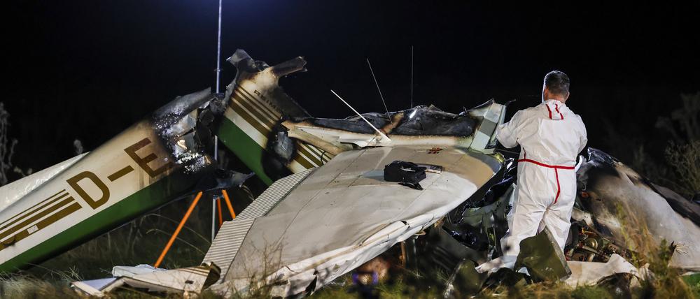 Das Wrack eines Kleinflugzeuges ist nach dem Absturz auf dem Gelände nahe des Flugplatzes in Bad Sassendorf zu sehen.