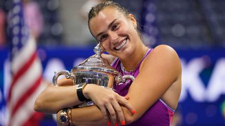 Aryna Sabalenka herzt die Trophäe nach dem Triumph bei den US Open.