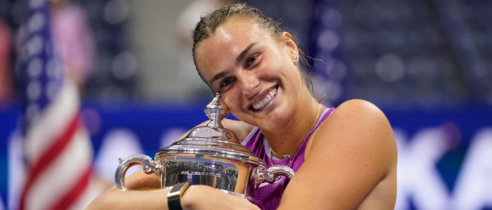 Aryna Sabalenka herzt die Trophäe nach dem Triumph bei den US Open.