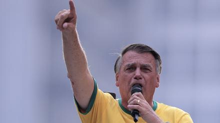 Nach der Sperrung der Online-Plattform X in Brasilien hat Ex-Präsident Jair Bolsonaro Tausende Anhänger zu einem Straßenprotest gegen den verantwortlichen Richter Alexandre de Moraes mobilisiert.
