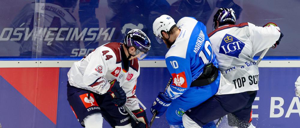 Duell ohne Deutsche und Polen: Der Schwede Sam Marklund (M.) von Unia Oswiecim und die Nordamerikaner Olivier Galipeau (l) und Gabriel Fontaine (r).